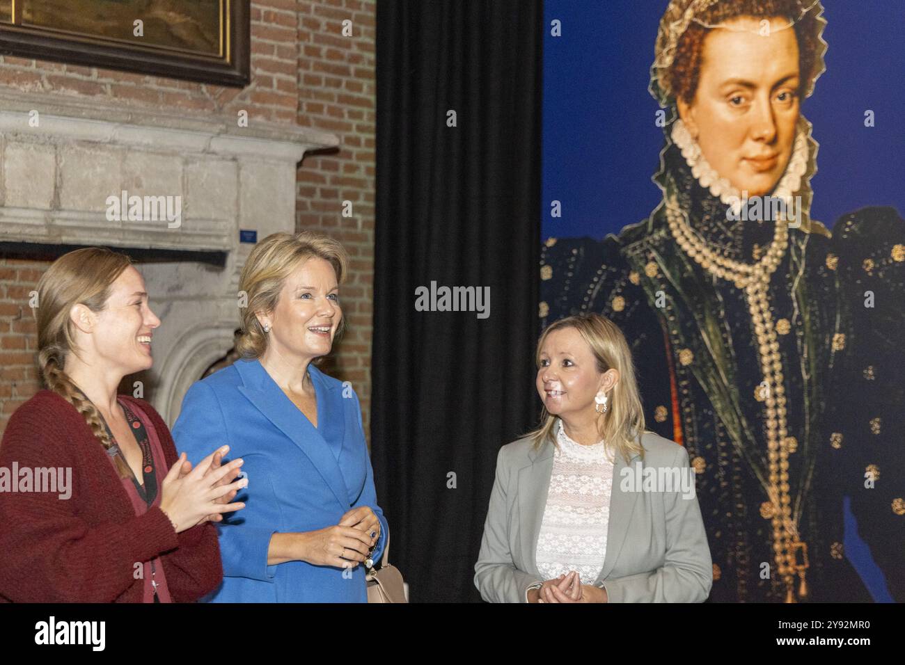 Brüssel, Belgien Oktober 2024. Königin Mathilde von Belgien (C) bei einem Besuch der Ausstellung „Marguerite. Die Tochter des Kaisers zwischen Macht und Bild (21.09.-05.01) im MOU-Museum in Oudenaarde, Dienstag, 08. Oktober 2024. Diese Ode an Marguerite de Parme, Regentin der Niederlande von 1959 bis 1967, wirft einen intimen Blick auf ihr Privatleben und hebt ihre öffentlichen Aktivitäten hervor. BELGA FOTO NICOLAS MAETERLINCK Credit: Belga News Agency/Alamy Live News Stockfoto