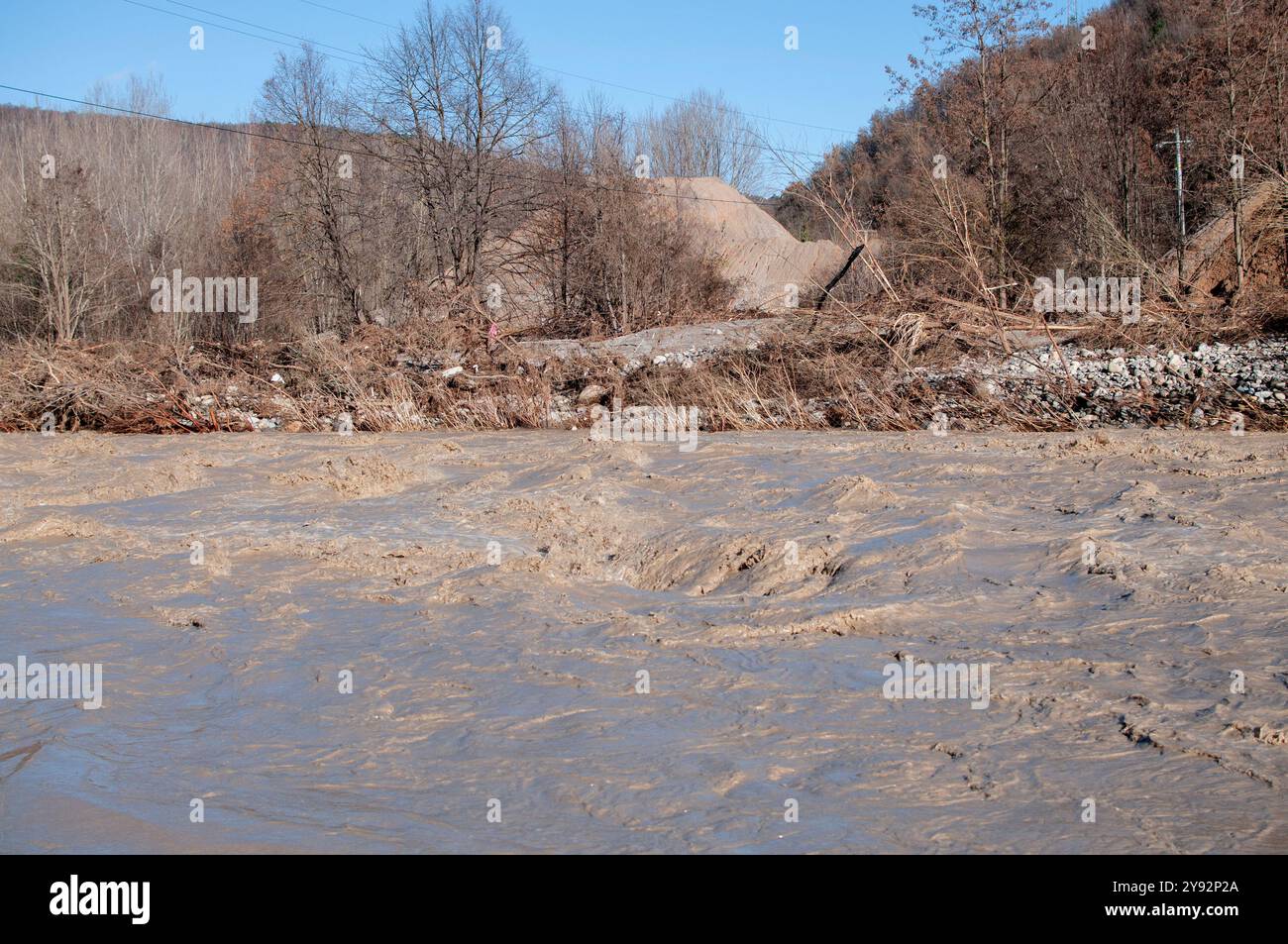 Der Fluss Tanaro in der Nähe von Garessio (südwestliches Piemont) ist nach tagelangen starken Regenfällen überschwemmt Stockfoto