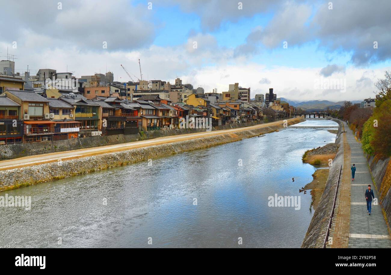 Der Kamo-Fluss (鴨川, Kamo-gawa, Entenfluss) befindet sich in Kyoto, Japan. Der Kamo-Fluss entspringt in den Bergen im Gebiet des Mount Sajikigatak Stockfoto