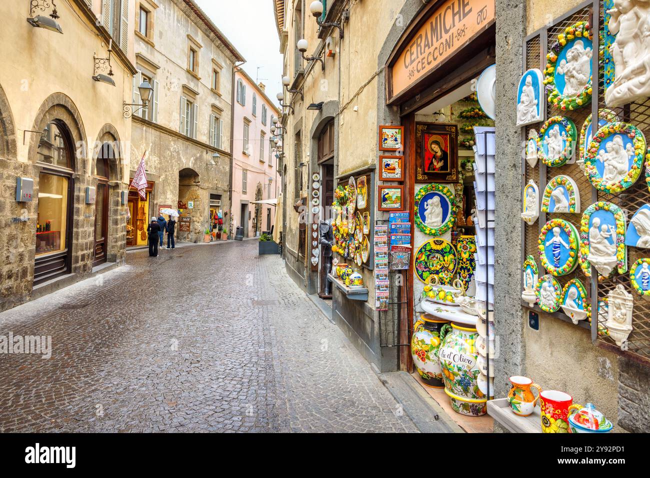 Blick auf die Via del Duomo Straße mit Souvenirläden in Orvieto. Umbrien, Italien Stockfoto