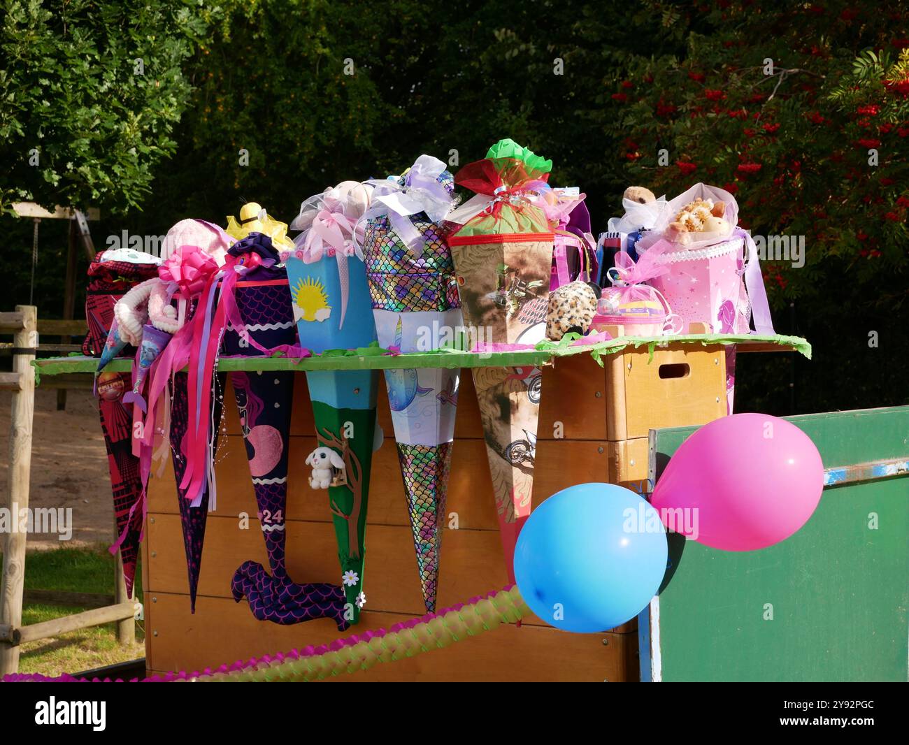 Ein Wagen voller Schulkegel für den ersten Schultag, voller Geschenke, Vorräte und Süßigkeiten, um den Schulbeginn der Kinder zu feiern. Stockfoto