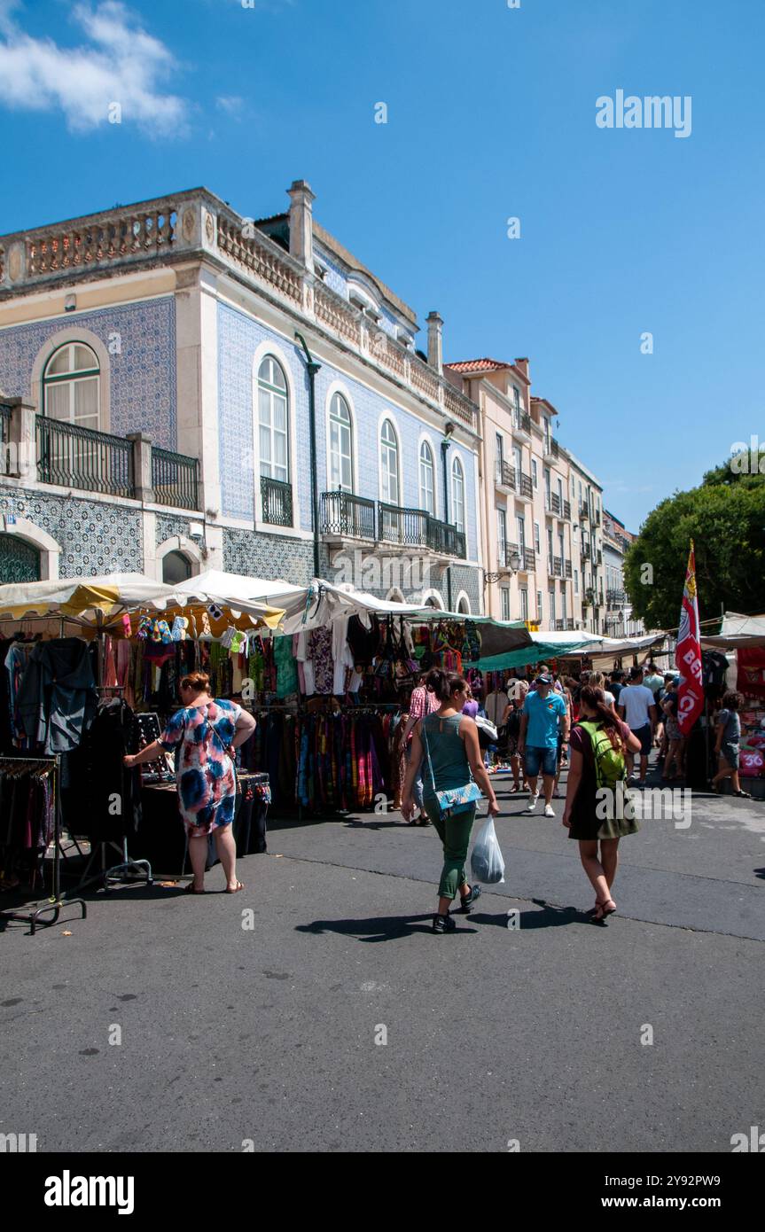Feira da Ladra. Typische Einkaufsmöglichkeiten in Lissabon - Portugal Stockfoto