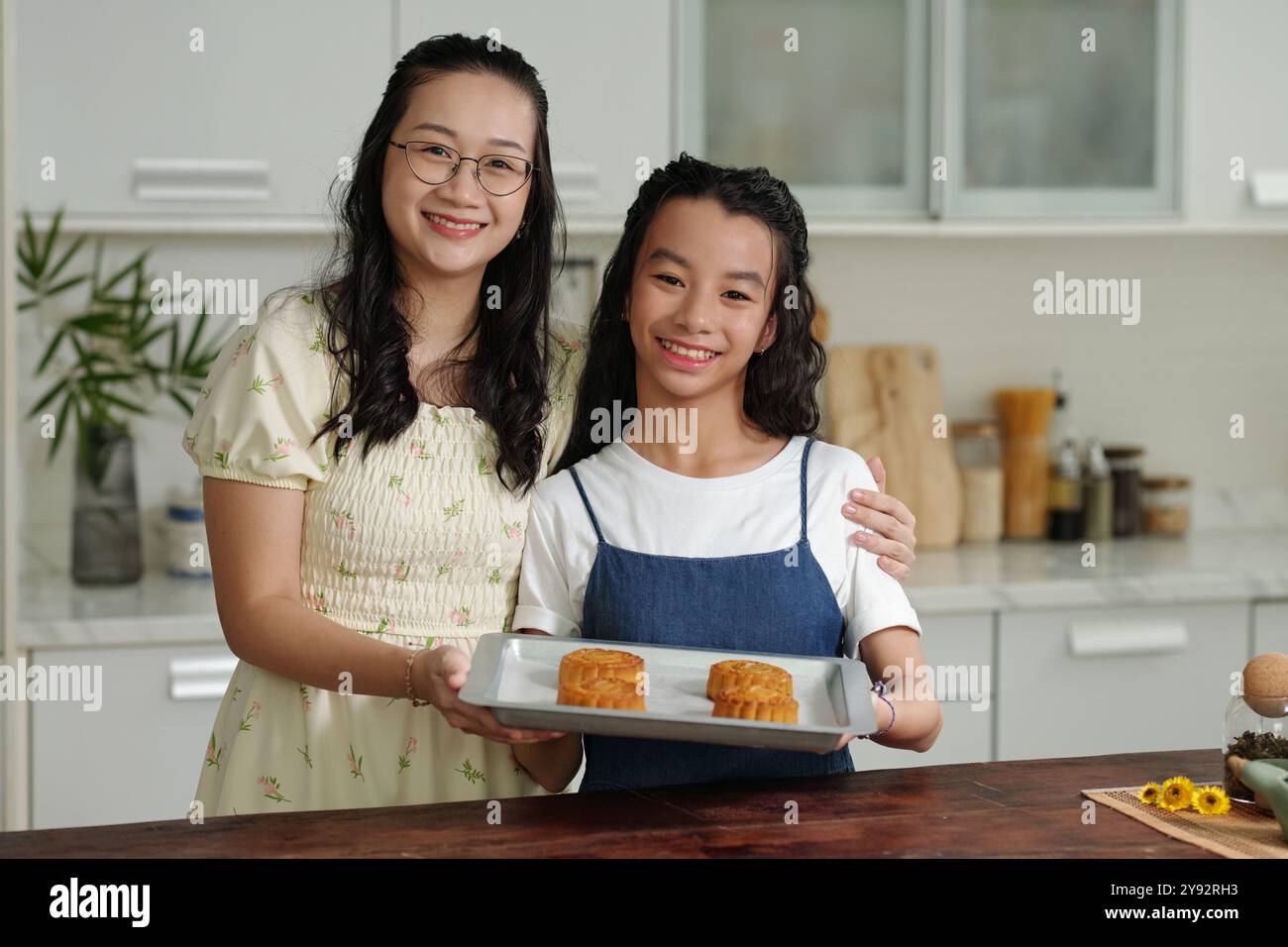 Mom Und Tochter Machen Kuchen Stockfoto