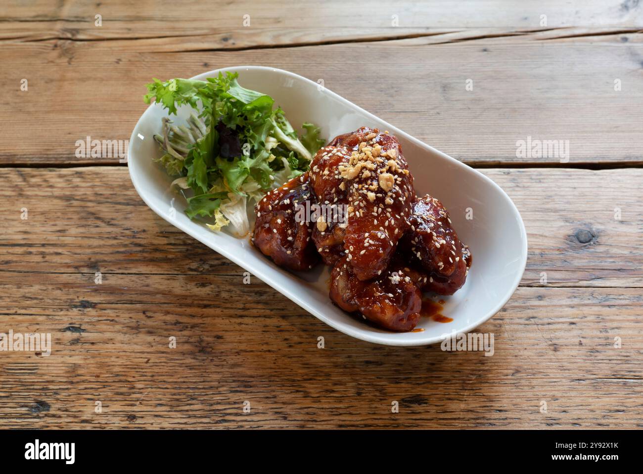 Koreanische Chicken Chicken Wings, mariniert in einer scharfen bbq Sauce Vorspeise oder Beilage Stockfoto