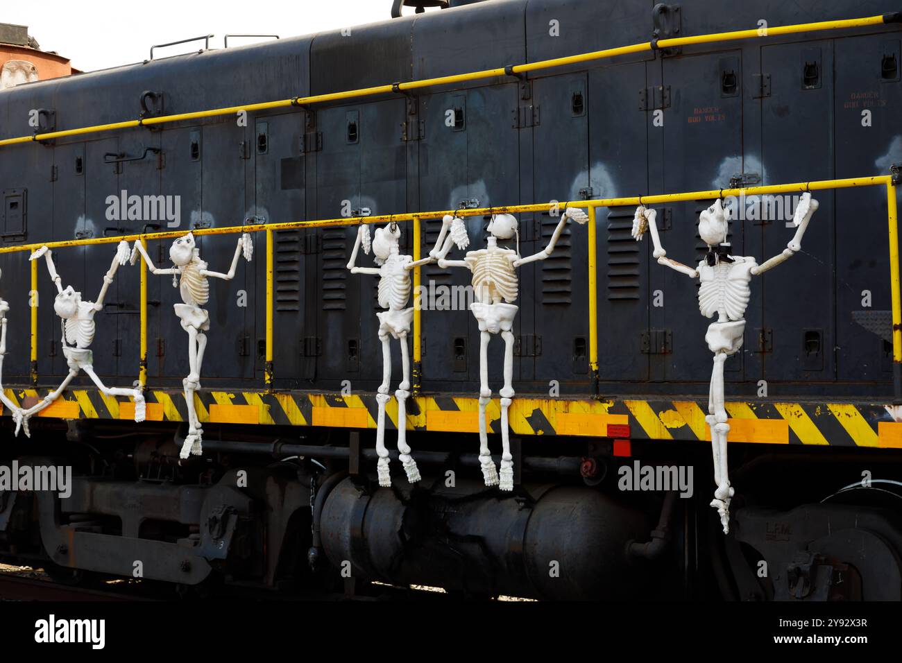 Ex-Militär US Army Southern EMD SW8 Motor mit Kunststoffskeletten an der Seite an Halloween. California State Railroad Museum, Sacramento, Kalifornien, Stockfoto