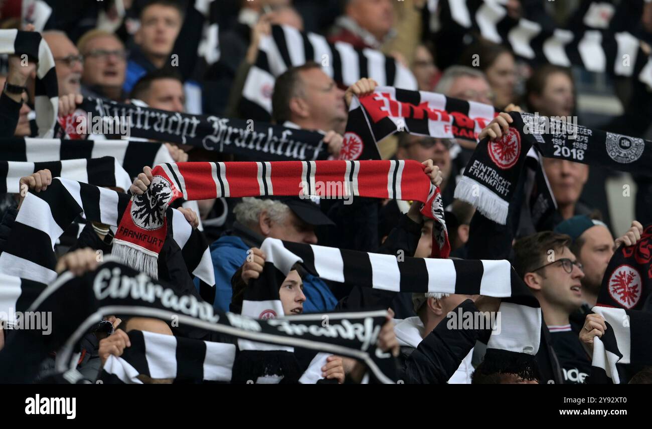 Frankfurt, Deutschland. Oktober 2024. Fans von Eintracht. Frankfurt fotografiert beim Fußball Bundesliga Spiel Eintracht Frankfurt gegen den FC. Bayern München. Am 6.9.2024 in Frankfurt. Quelle: dpa/Alamy Live News Stockfoto