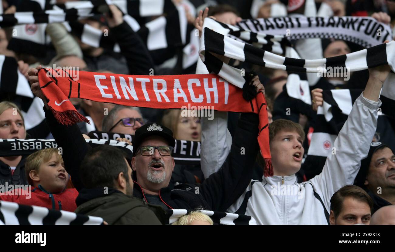 Frankfurt, Deutschland. Oktober 2024. Fans von Eintracht. Frankfurt fotografiert beim Fußball Bundesliga Spiel Eintracht Frankfurt gegen den FC. Bayern München. Am 6.9.2024 in Frankfurt. Quelle: dpa/Alamy Live News Stockfoto