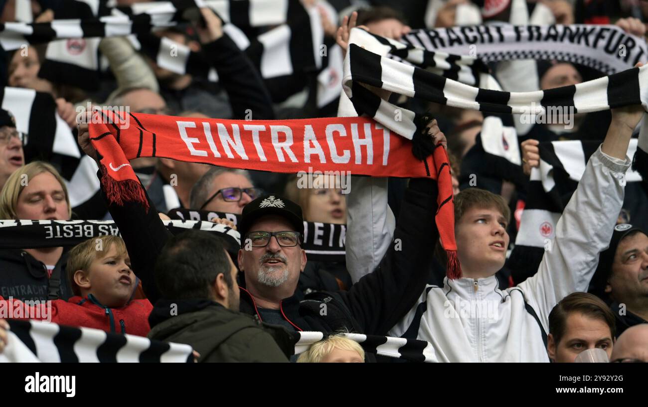 Frankfurt, Deutschland. Oktober 2024. Fans von Eintracht. Frankfurt fotografiert beim Fußball Bundesliga Spiel Eintracht Frankfurt gegen den FC. Bayern München. Am 6.9.2024 in Frankfurt. Quelle: dpa/Alamy Live News Stockfoto