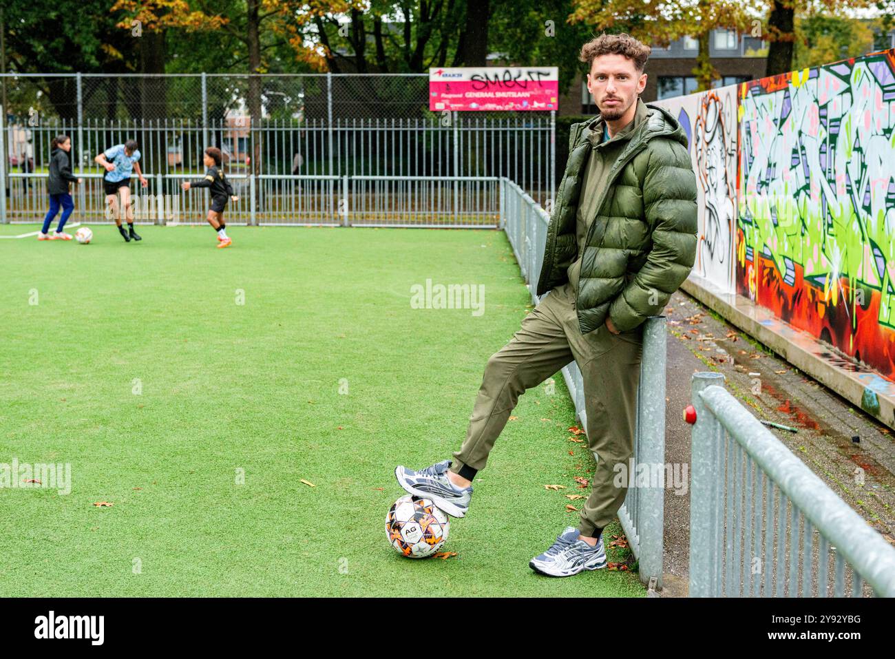 Portret Skender Loshi Portret Pro Soccer Spieler Skender in seinem neuen Viertel in Tilburg Süd, Niederlande. Tilburg Trouwlaan e.o. Noord-Brabant Nederland Copyright: XGuidoxKoppesxPhotox Stockfoto