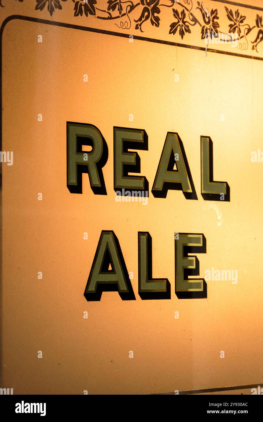 Rund um das Stadtzentrum von Bath Somerset UK Real Ale Schild im Fenster des Grapes Pub Stockfoto