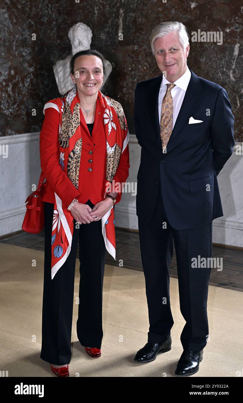 Brüssel, Belgien Oktober 2024. Professor Veronique Van Speybroeck und König Philippe - Filip von Belgien posieren für den Fotografen während einer Zeremonie zur Verleihung des "Francqui-Collen-Preises" für 2024 am Dienstag, den 08. Oktober 2024 in Brüssel. Der Wissenschaftspreis, der oft als "belgischer Nobelpreis" bezeichnet wird, wird von der Francqui-Stiftung vergeben und ist 250,000 Euro Wert. Der König vergibt den Prix Francqui 2024 in Exact Sciences an Professor Van Speybroeck von der Universität Gent. Quelle: Belga News Agency/Alamy Live News Stockfoto