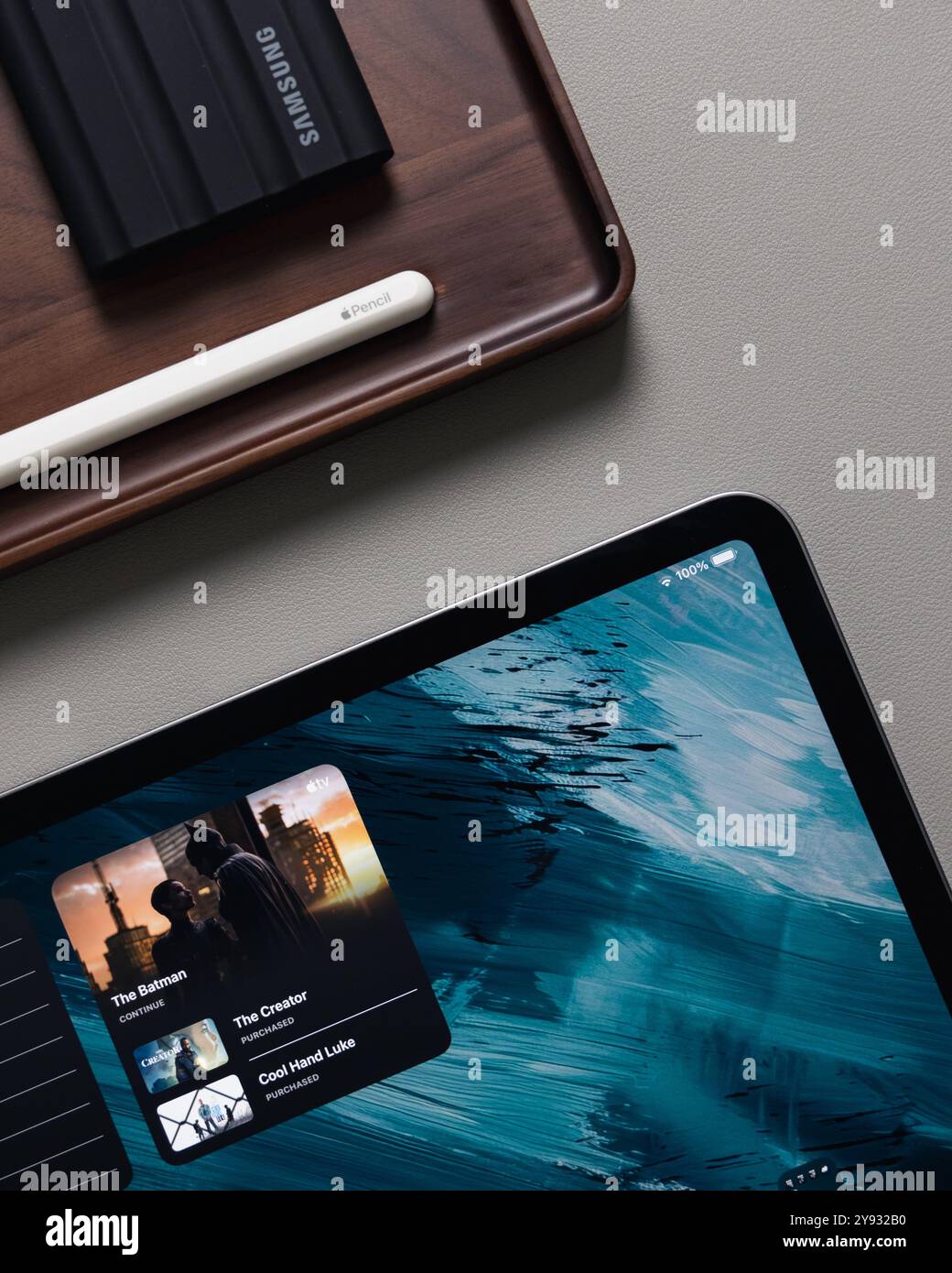 LONDON – 08. OKTOBER 2024: Apple iPad Pro auf dem Schreibtisch mit Bleistiftstift von oben Stockfoto