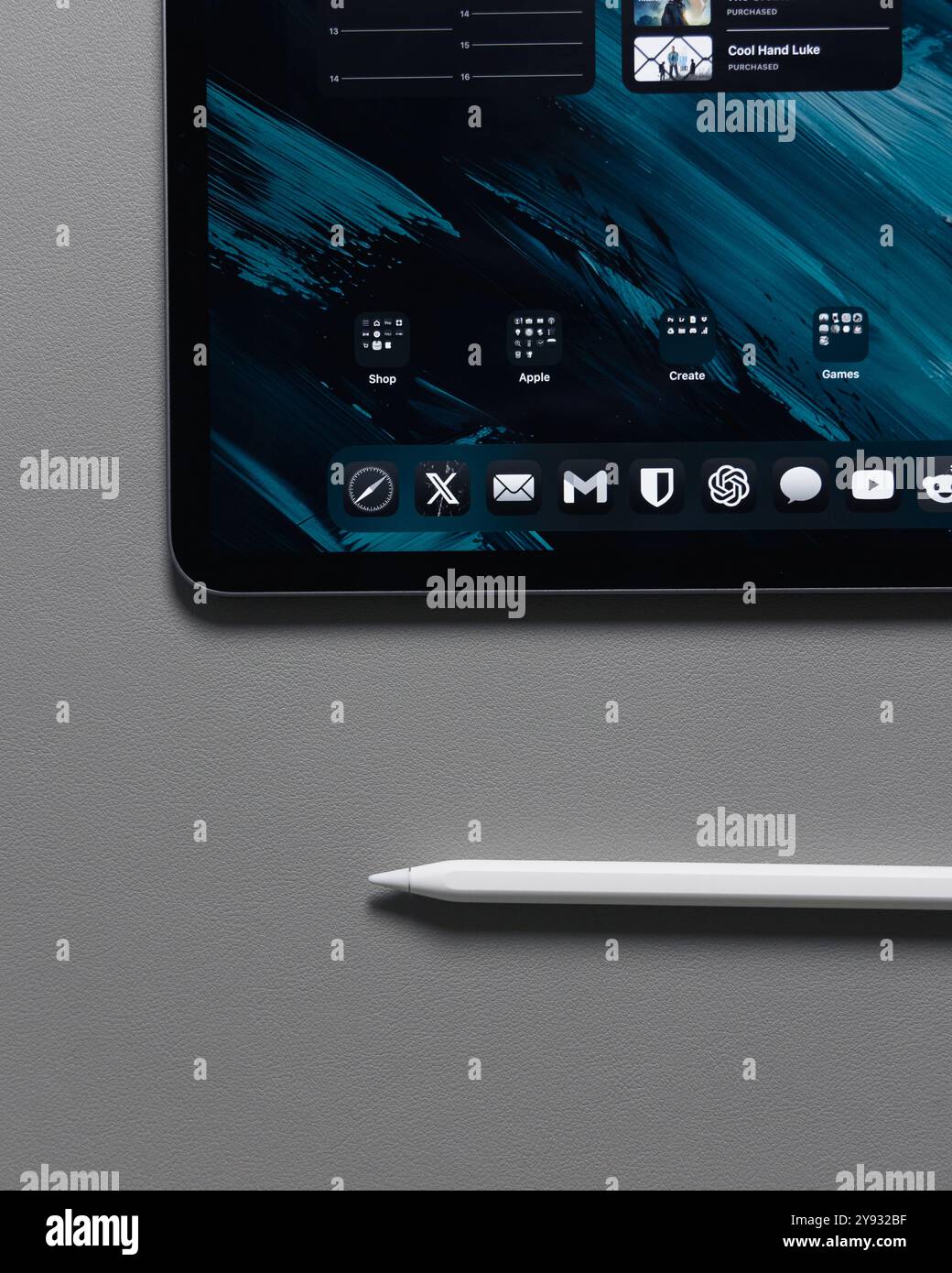 LONDON – 08. OKTOBER 2024: Apple iPad Pro auf dem Schreibtisch mit Bleistiftstift von oben Stockfoto