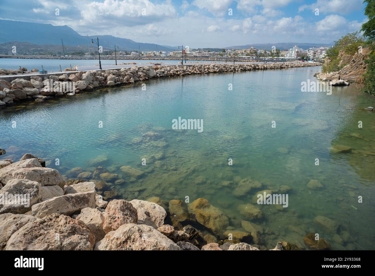 Römische Fischtanks Sitia, Blick auf die Ruinen römischer Fischtanks, die in einem künstlichen Wasserweg neben der Hafenpromenade eingeschlossen sind, Sitia, Kreta Stockfoto