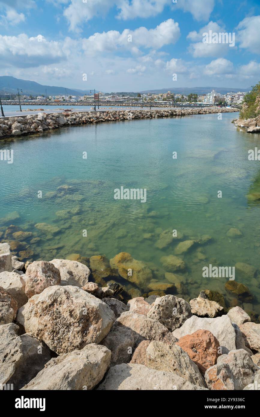 Römische Fischtanks Sitia, Blick auf die Ruinen römischer Fischtanks, die in einem künstlichen Wasserweg neben der Hafenpromenade eingeschlossen sind, Sitia, Kreta Stockfoto