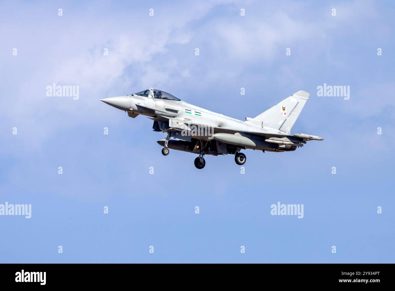 1 von 6 Royal Air Force Eurofighter EF-2000 Typhoon FGR4 (REG: ZK376) landet auf einem technischen Halt. Stockfoto