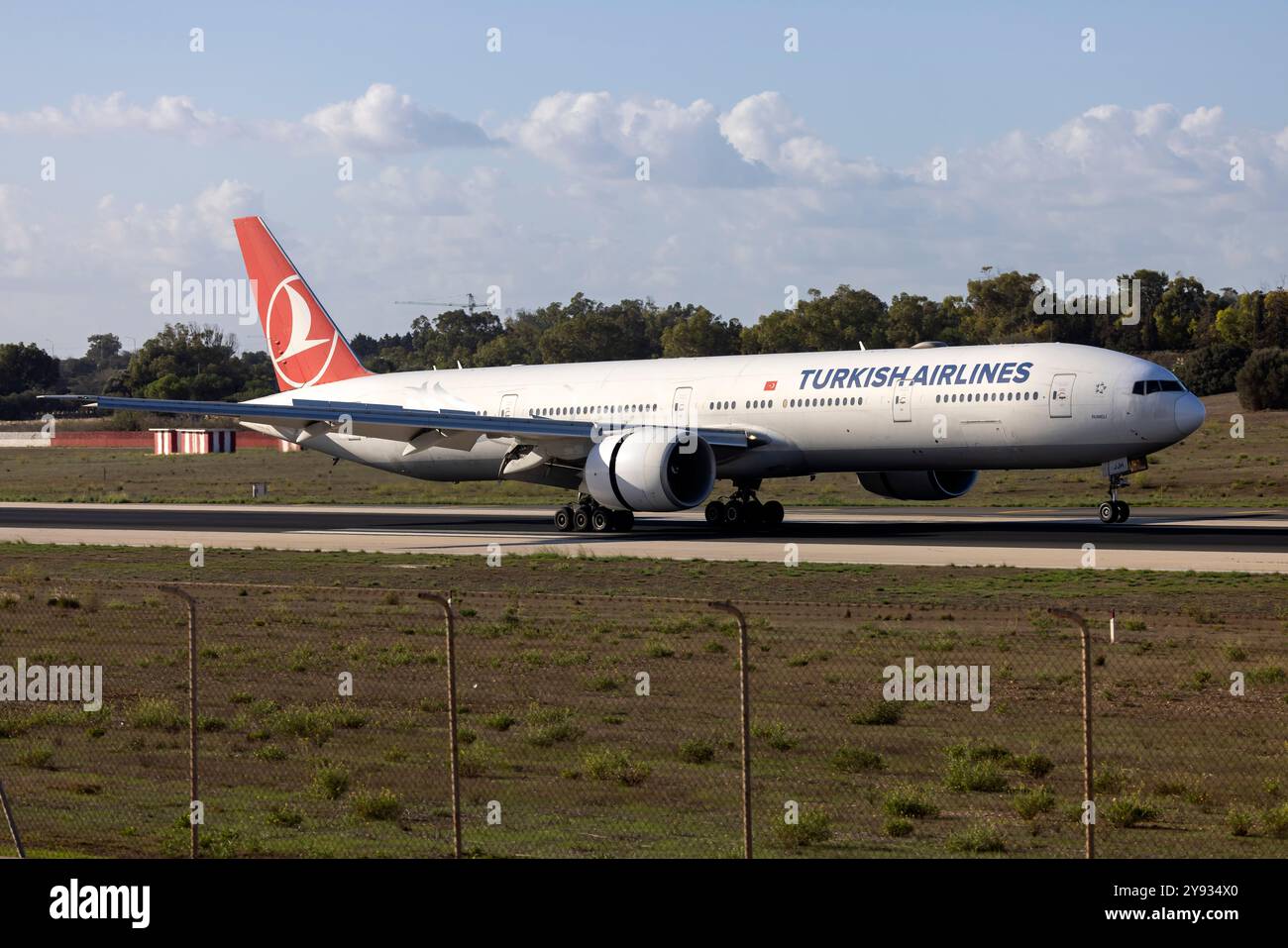 Turkish Airlines Boeing 777-3F2/er (REG: TC-JJH), erster türkischer Linienflug 777 nach Malta. Stockfoto