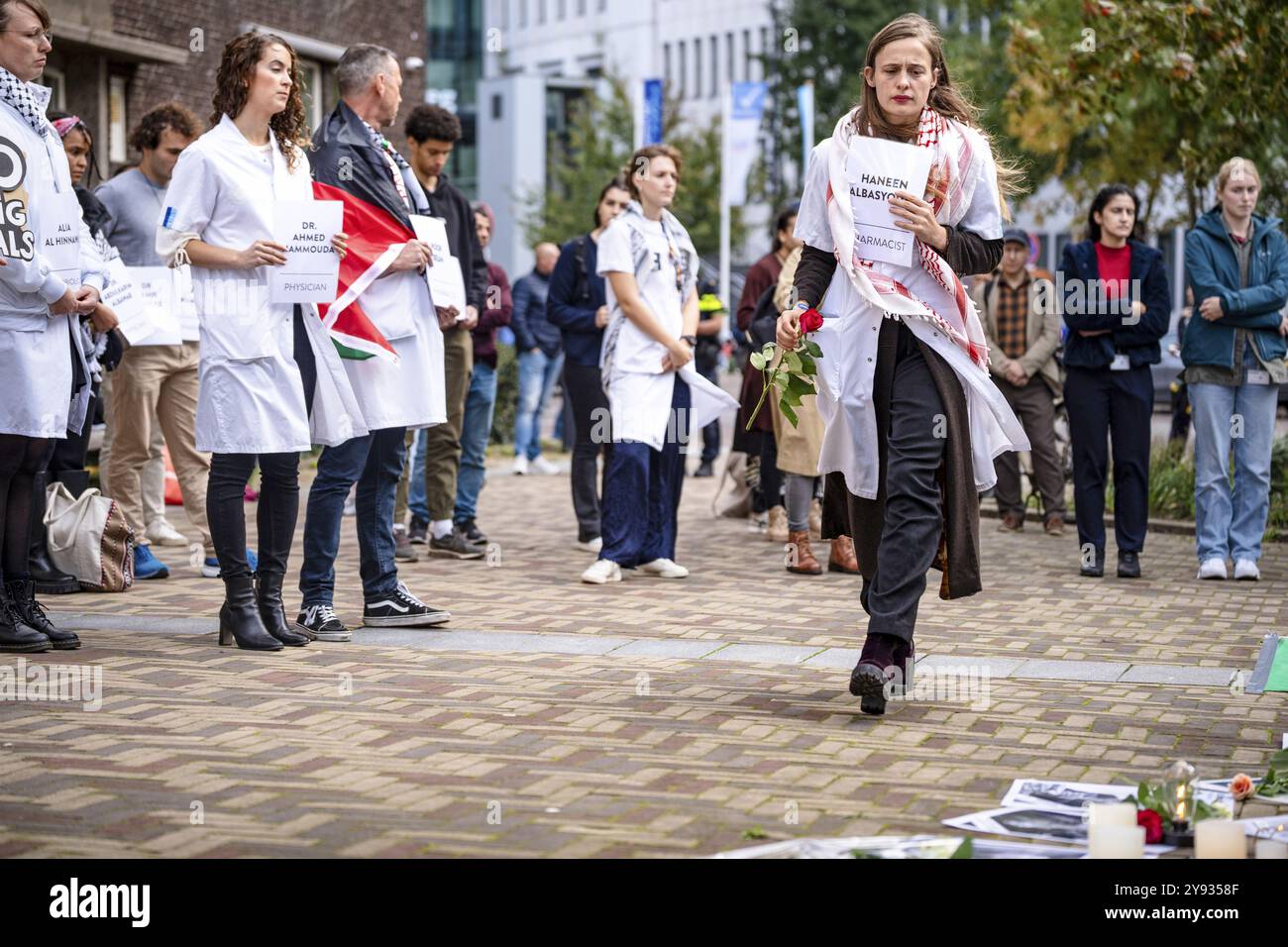 ROTTERDAM - Erasmus MC-Mitarbeiter am Krankenhauseingang während einer Gedenkfeier für die in Gaza und Libanon getöteten Kollegen. ANP LINA SELG niederlande raus - belgien raus Stockfoto