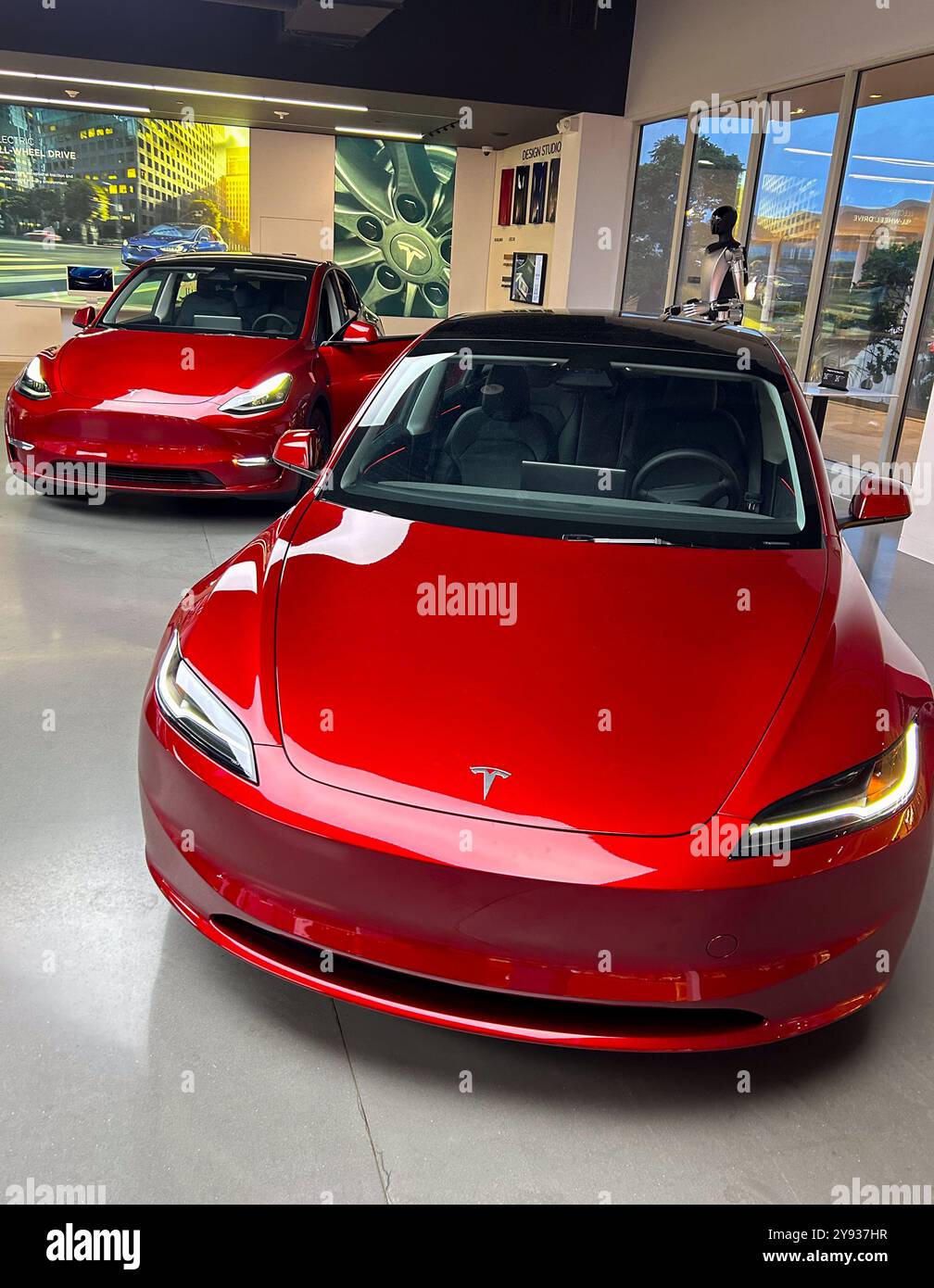 Miami, Florida, 12. September 2024: Ausstellungsraum eines Tesla-Händlers. Stockfoto