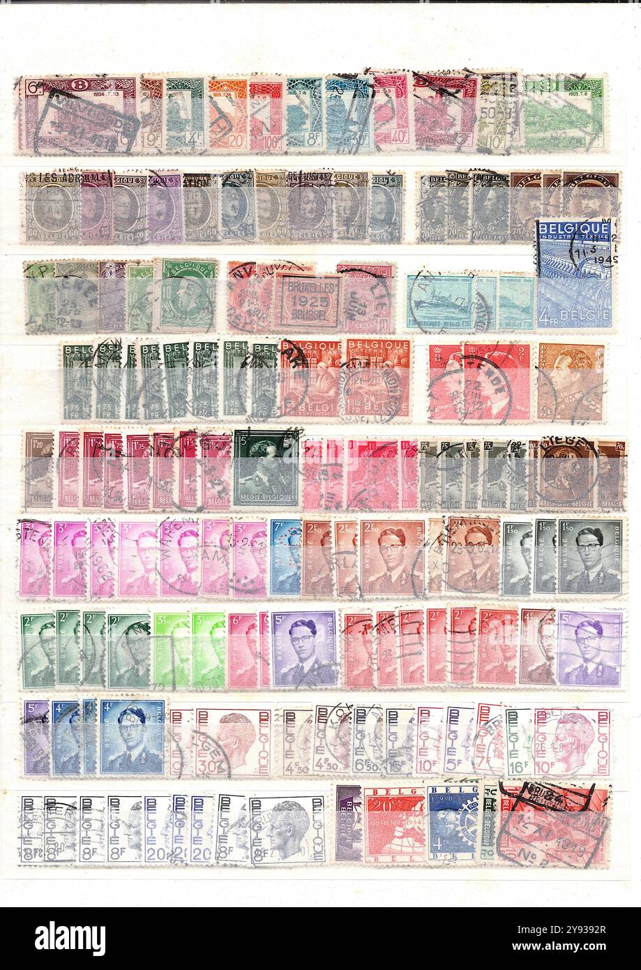 Eine Briefmarkenalbumseite gefüllt mit Vintage-Briefmarken aus Belgien. Stockfoto