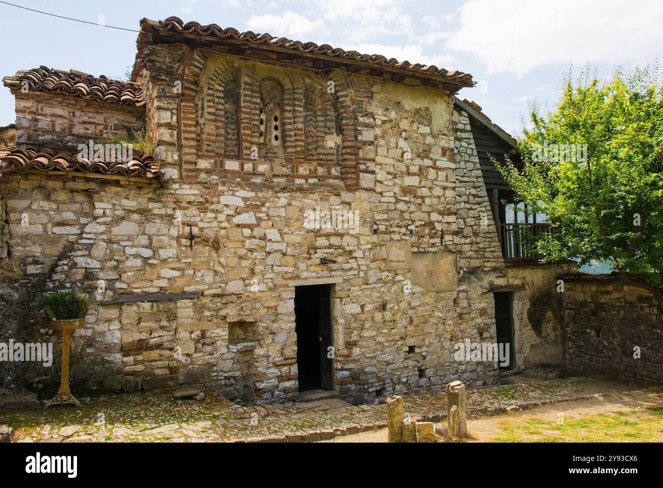 Die Ostorthodoxe St. Mary Blachernae oder Blaherna Kirche in Berat, Albanien. Pfosten-Fenster im romanischen Stil mit Rundbogen und Fenster-Geisterbild. Stockfoto