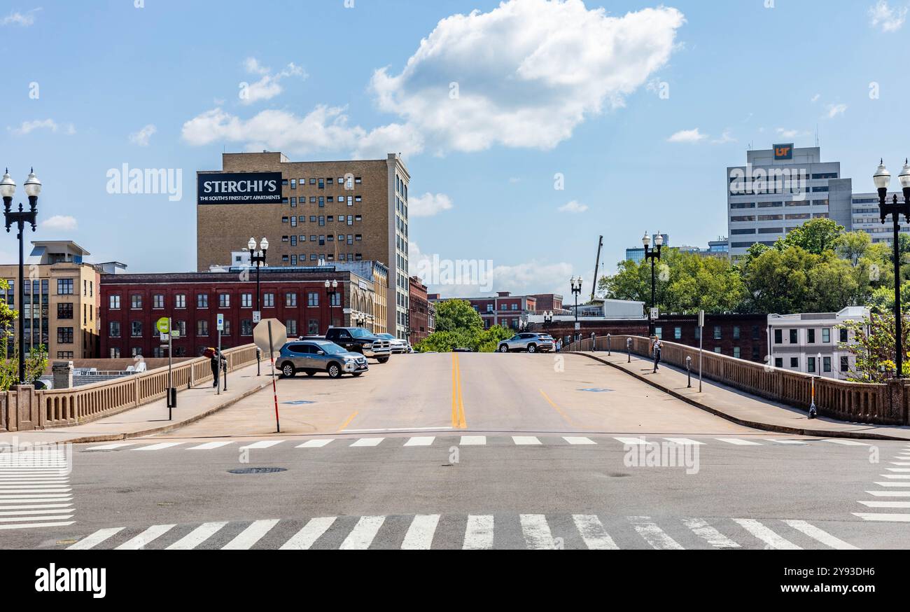 Knoxville, TN, USA – September 16. 2024: Weitwinkelblick über das Viadukt zur S. Gay St. mit prominenten Sterchi's und UT-Gebäuden links und rechts. Stockfoto