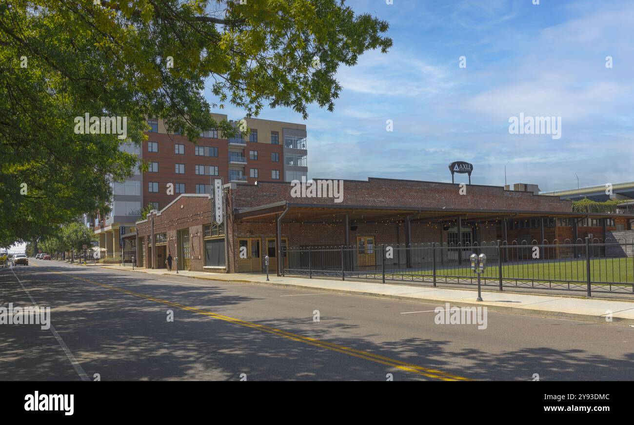 Knoxville, TN, USA – September 16, 2024: Historisches Industriegebäude mit The Mill & Mine, einem Konzert- und Veranstaltungsort in der Depot Street. Stockfoto