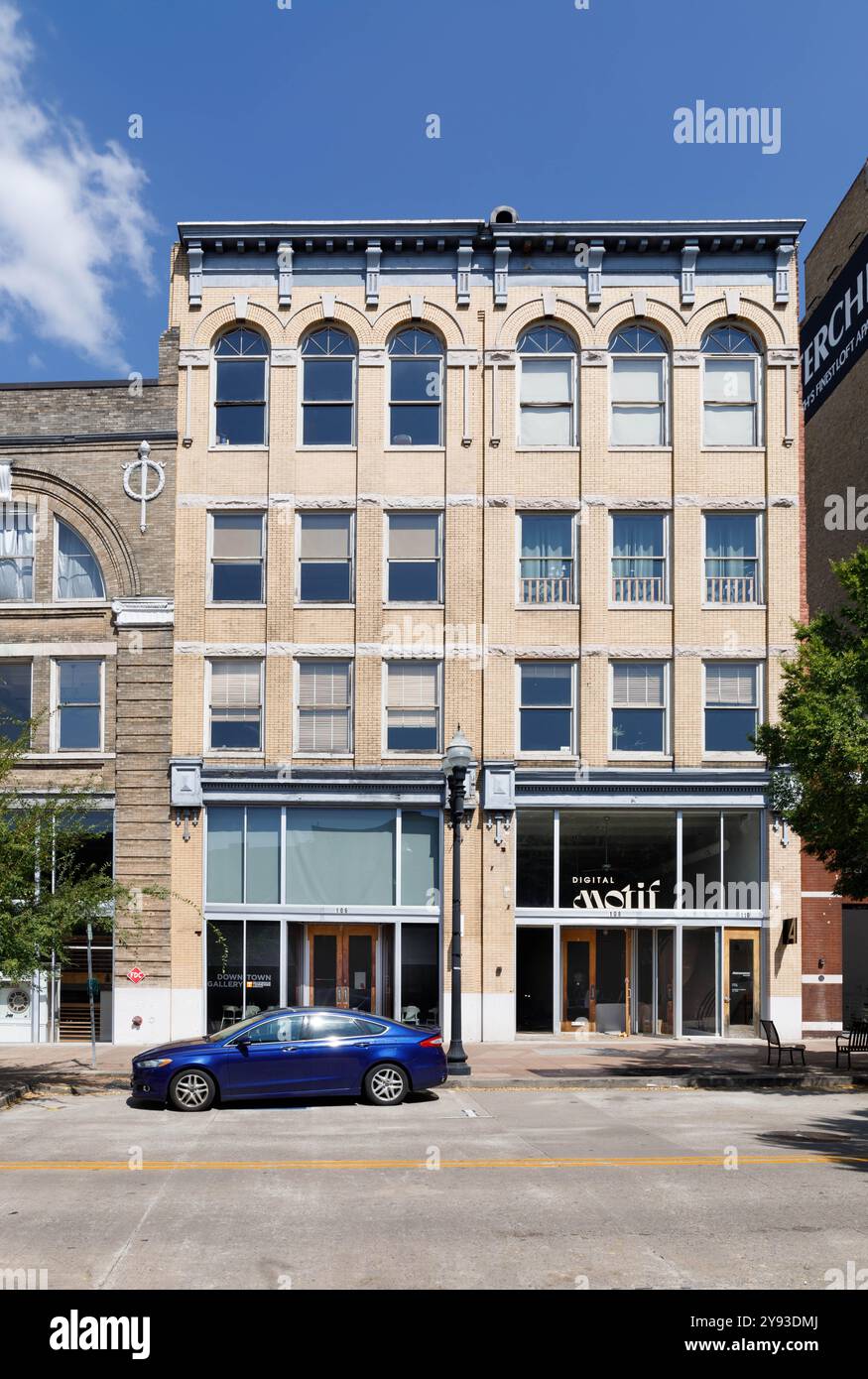 Knoxville, TN, USA – September 16, 2024: Anfang des 20. Jahrhunderts zweiteilige Kommerisationsblockfassade mit eingerahmtem Block 1. Etage. Apartments über dem Erdgeschoss. Stockfoto