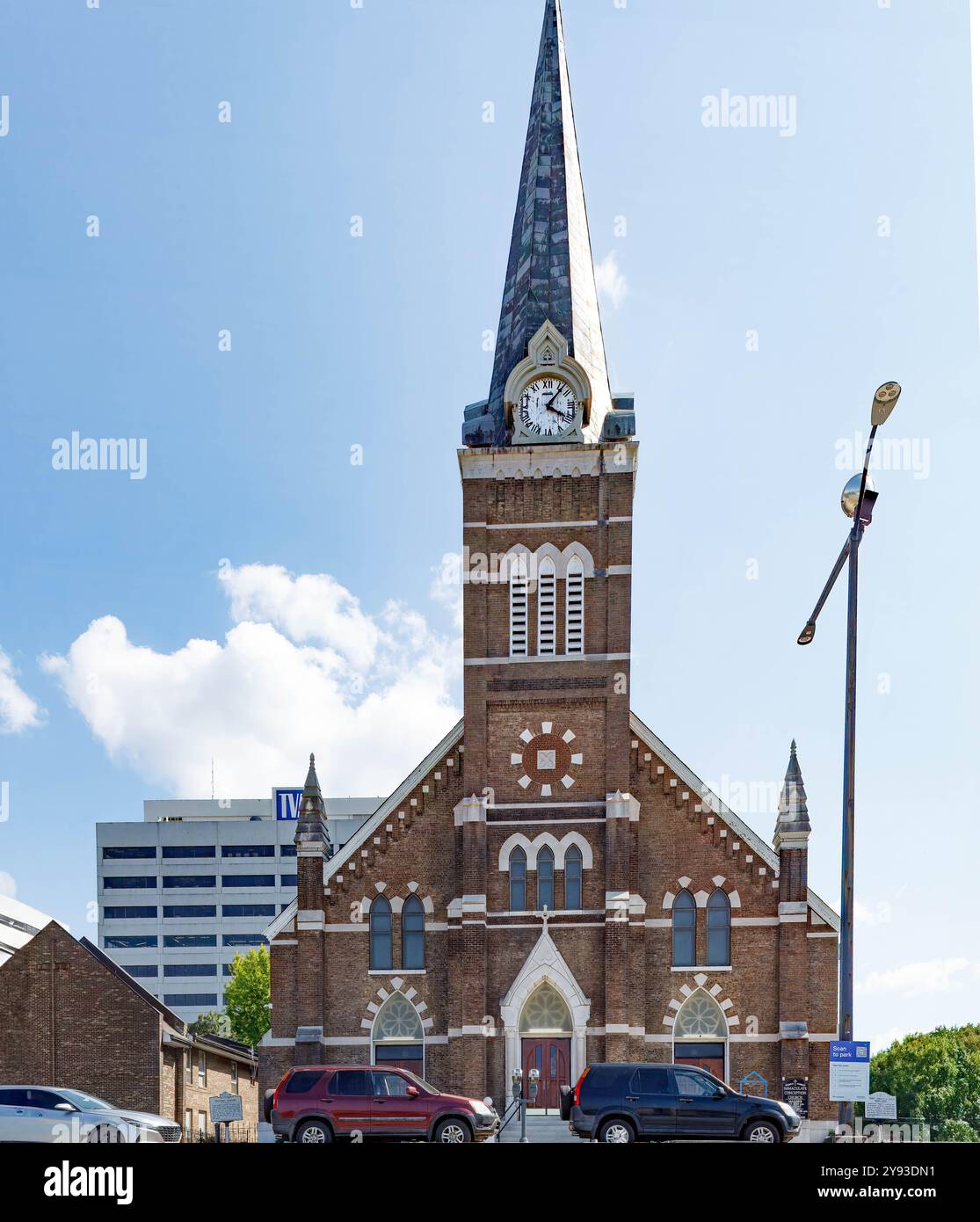 Knoxville, TN, USA – September 16. 2024: Die katholische Kirche der makellosen Empfängnis in der Vine Street. Stockfoto