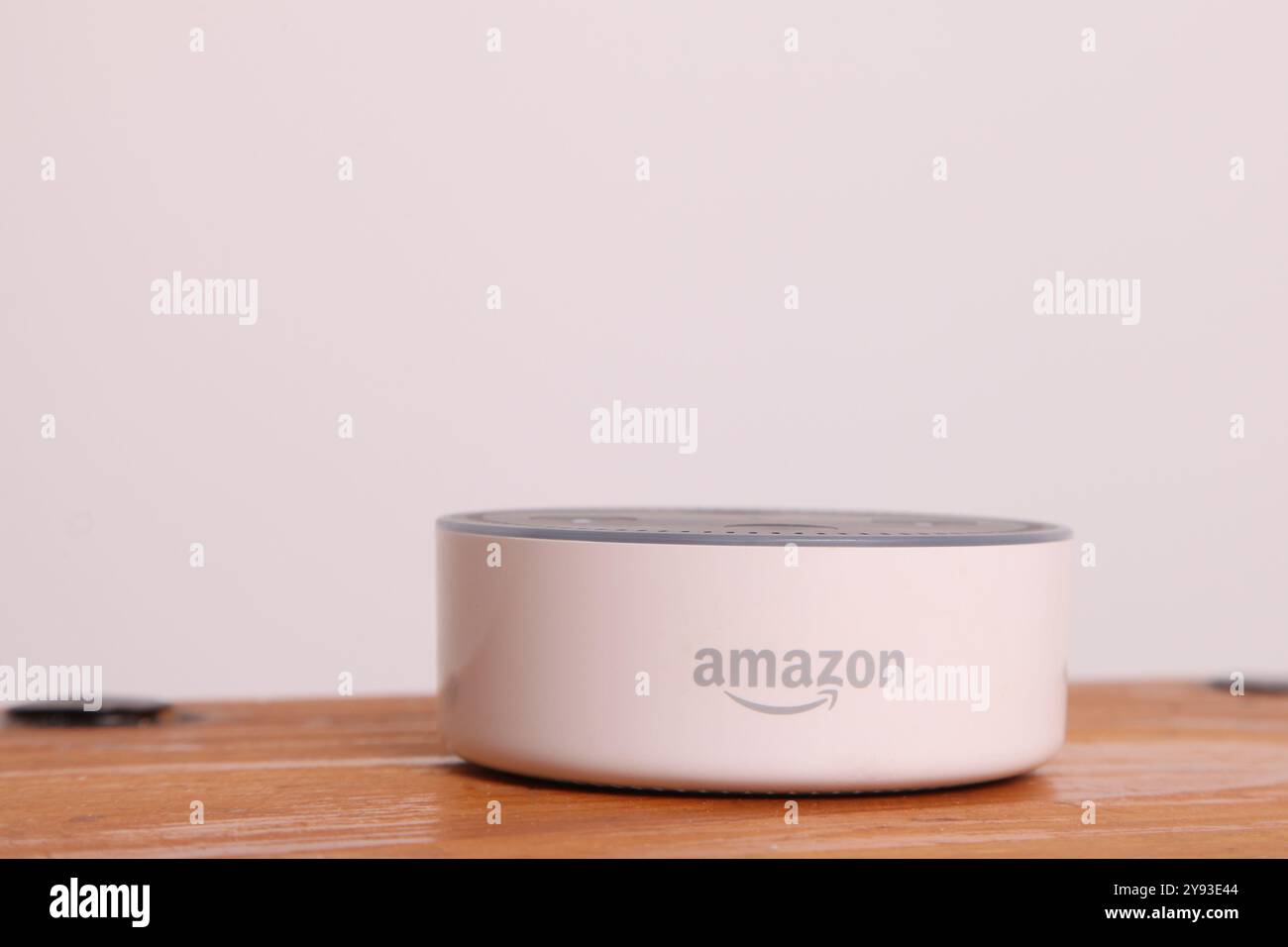 Amazon Echo Dot 2. Generation weiß, Modellnummer RS03QR Stockfoto