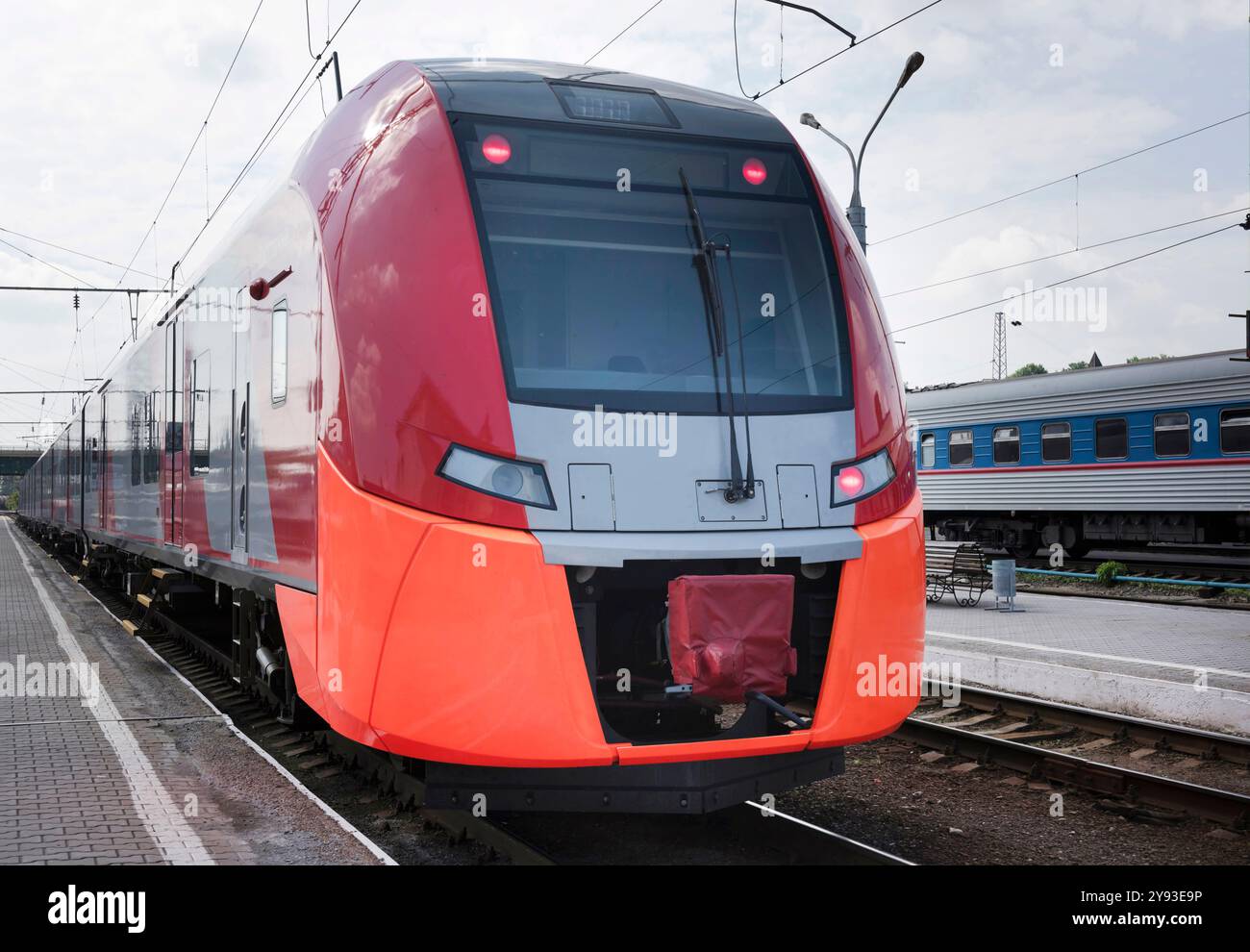 Moderne elektrische Zug hält am Bahnhof Stockfoto