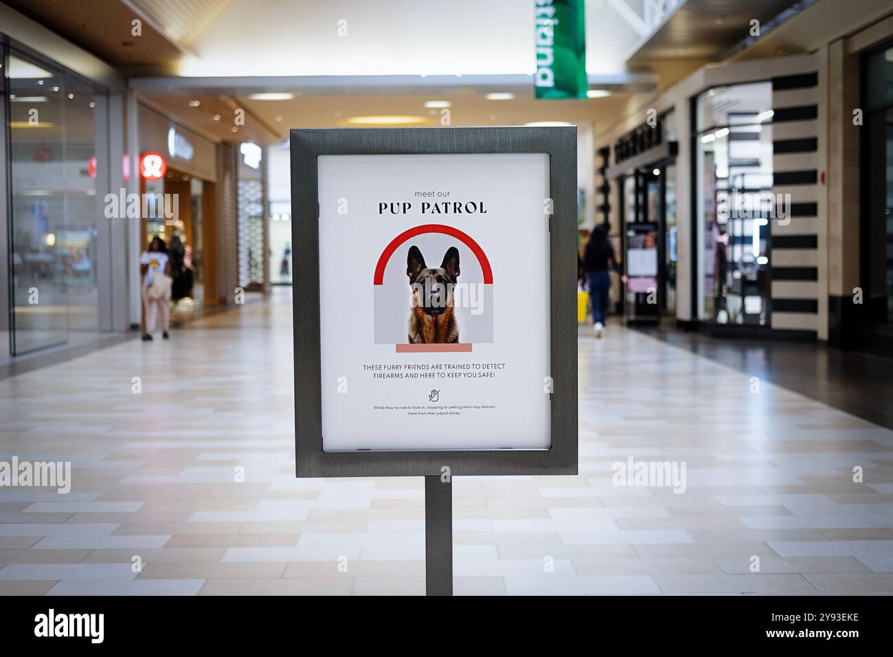 Schild, auf dem steht, dass es Hunde in der Christiana Mall gibt, die nach Waffen schnüffeln und die Käufer sicher und sorgenfrei halten. In Newark, Delaware. Stockfoto
