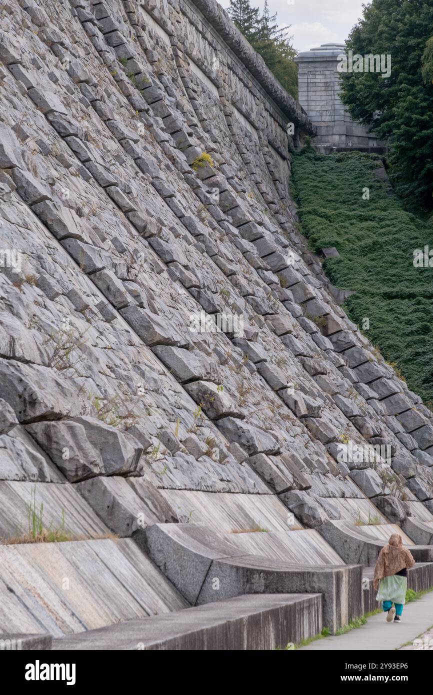 Eine muslimische Amerikanerin spaziert in der Nähe des Kensico Dam-Gebäudes in einem plaza-Bereich darunter. In Valhalla, Westchester, New York. Stockfoto