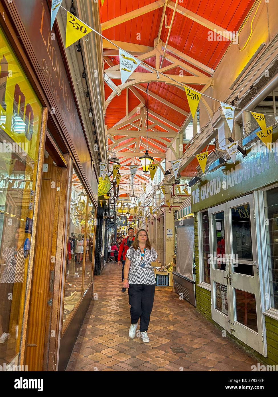 Oxford, England, People Shopping, Woman Walking, Inside English Traditional Food Market « The Covered Market » Stockfoto