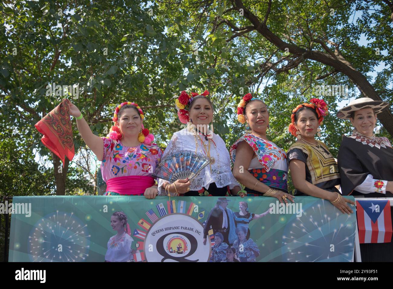 4 südamerikanische Frauen mittleren Alters in Nativstilen und Kopfbedeckungen vor der Hispanic Heritage Day Parade in Queens, New York. Stockfoto