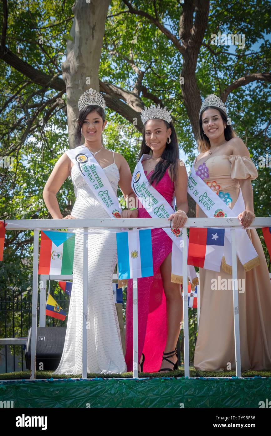 3 Schönheitsköniginnen mit Kronen und Schärpen am Hispanic Heritage Day ParadeFrom links, Guatemala, Columbia & Paraguay. In Jackson Heights, Queens, NY. Stockfoto