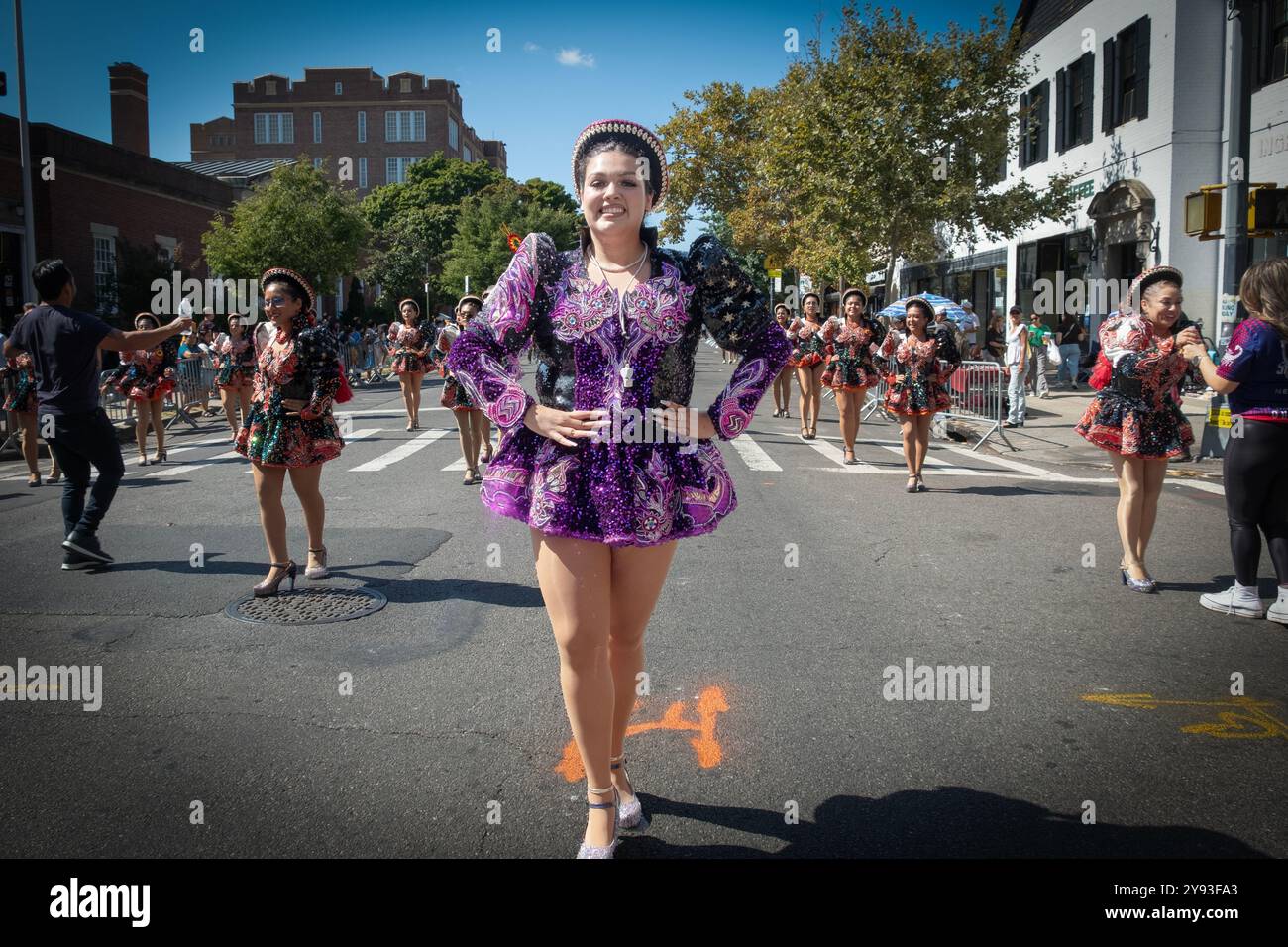 Bolivianische Tänzer in bunten Kostümen bei der Hispanic Heritage Parade auf der 37th Avenue in Jackson Heights, Queens, New York. Stockfoto