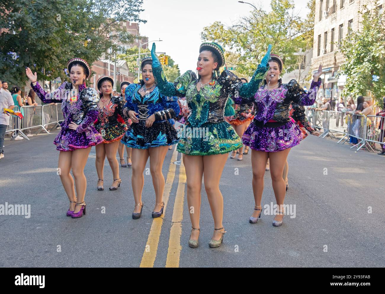 Bolivianische Tänzer in bunten Kostümen bei der Hispanic Heritage Parade auf der 37th Avenue in Jackson Heights, Queens, New York. Stockfoto