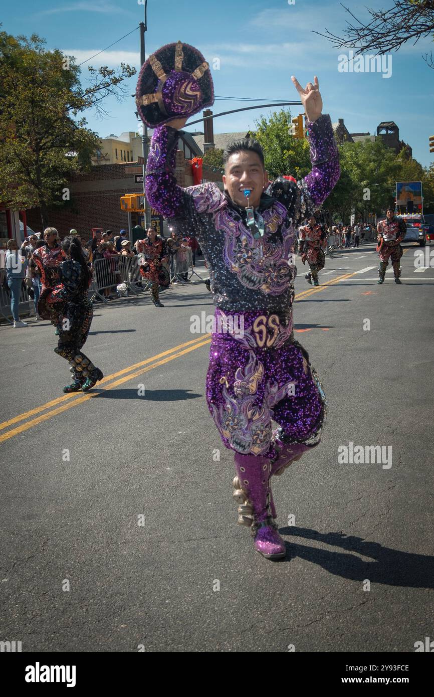 Eine bolivianische Tänzerin in bunten Kostümen bei der Hispanic Heritage Parade auf der 37th Avenue in Jackson Heights, Queens, New York. Stockfoto