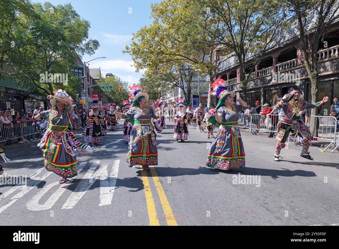 TKSS-Tänzer in fantastischen bunten Kostümen marschieren an der 37th Ave. In Jackson Heights bei der Hispanic Heritage Day Parade. Stockfoto