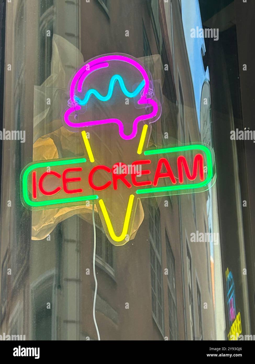 Neon Ice Cream Kegel-Schild im Schaufenster des Ladens Stockfoto