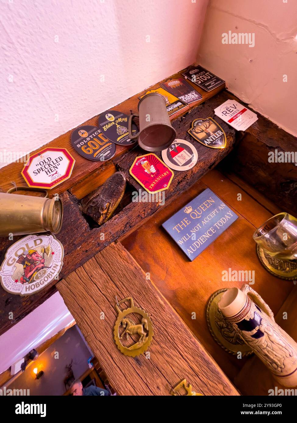 Krokodilkopfdekoration. Kings Arms, Newent, Gloucestershire - Smartphone-aufgenommenes Stockfoto