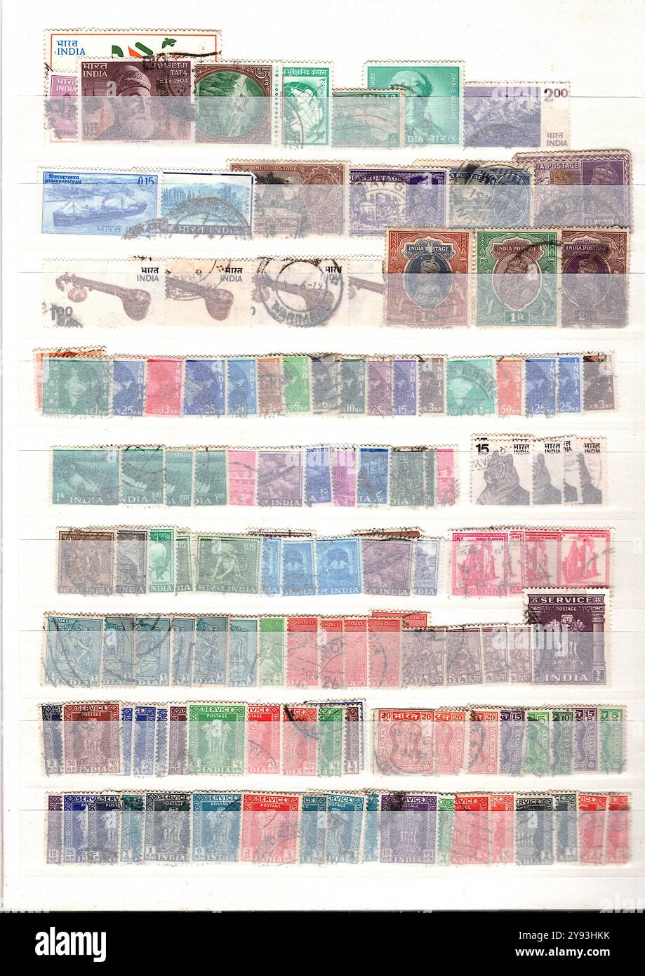 Eine Briefmarkenalbum-Seite gefüllt mit Vintage-Briefmarken aus Indien. Stockfoto