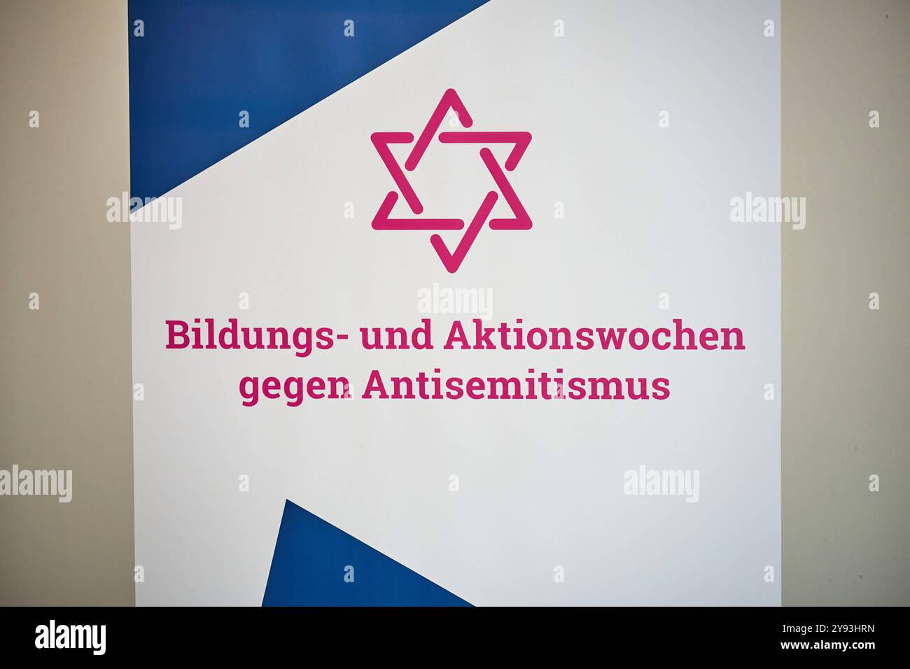 Vorstellung der Kampagne Terror gegen Juden - Aktionswochen gegen Antisemitismus der Amadeu Antonio Stiftung am 08.10.2024 in Berlin. Die Amadeu Antonio Stiftung und das Anne Frank Zentrum machen im Rahmen der diesjaehrigen Aktionswochen gegen Antisemitismus auf die anhaltende Bedrohung von Juedinnen und Juden aufmerksam. Mit der bundesweiten Plakatkampagne Terror gegen Juden erinnern die beiden Organisationen seit Dienstag bundesweit an die Opfer judenfeindlicher Straftaten seit 1945. Ziel der Kampagne ist den beiden Veranstaltern zufolge gegen die vom Antisemitismus ausgehende Lebensgefahr f Stockfoto