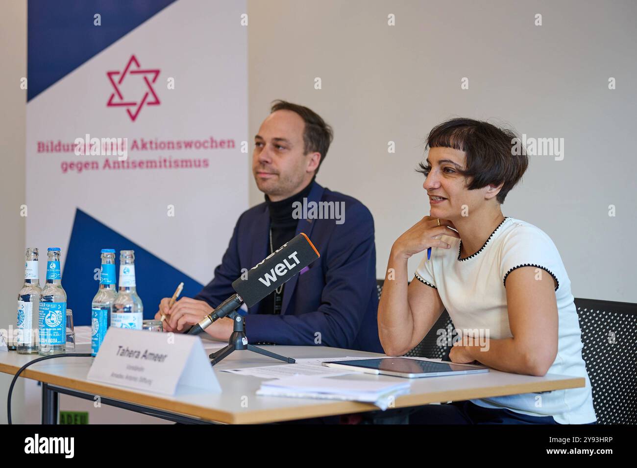 Vorstellung der Kampagne Terror gegen Juden - Aktionswochen gegen Antisemitismus der Amadeu Antonio Stiftung am 08.10.2024 in Berlin. Foto: Projektleiter der Aktionswochen gegen Antisemitismus Nikolas Lelle und Vorstaendin der Amadeu Antonio Stiftung Tahera Ameer die Amadeu Antonio Stiftung und das Anne Frank Zentrum machen im Rahmen der diesjaehrigen Aktionswochen gegen Antisemitismus auf die anhaltende Bedrohung von Juedinnen und Juden aufmerksam. Mit der bundesweiten Plakatkampagne Terror gegen Juden erinnern die beiden Organisationen seit Dienstag bundesweit an die Opfer judenfeindlicher S Stockfoto