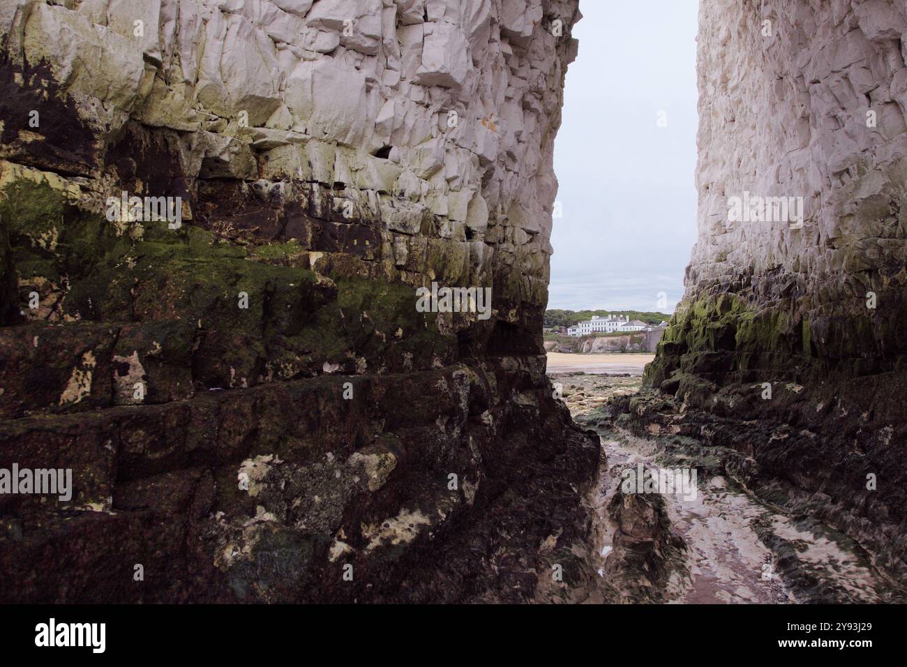 Georgianisches Holland-Haus durch Kreidefelsen an Kingsgate Bay und Kingsgate Beach Stockfoto