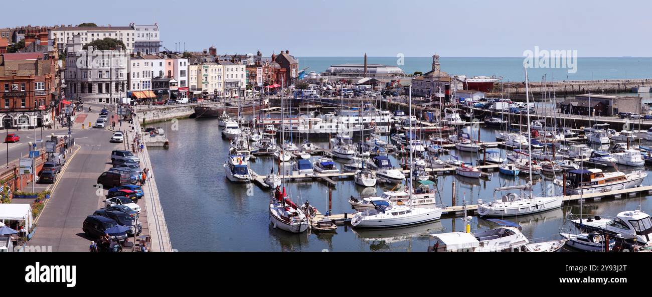 Historische Ramsgate Royal Harbour Marina Panorama oder Panorama, in Thanet, tagsüber im Sommer mit Booten, Yachten und dem Meer. Stockfoto