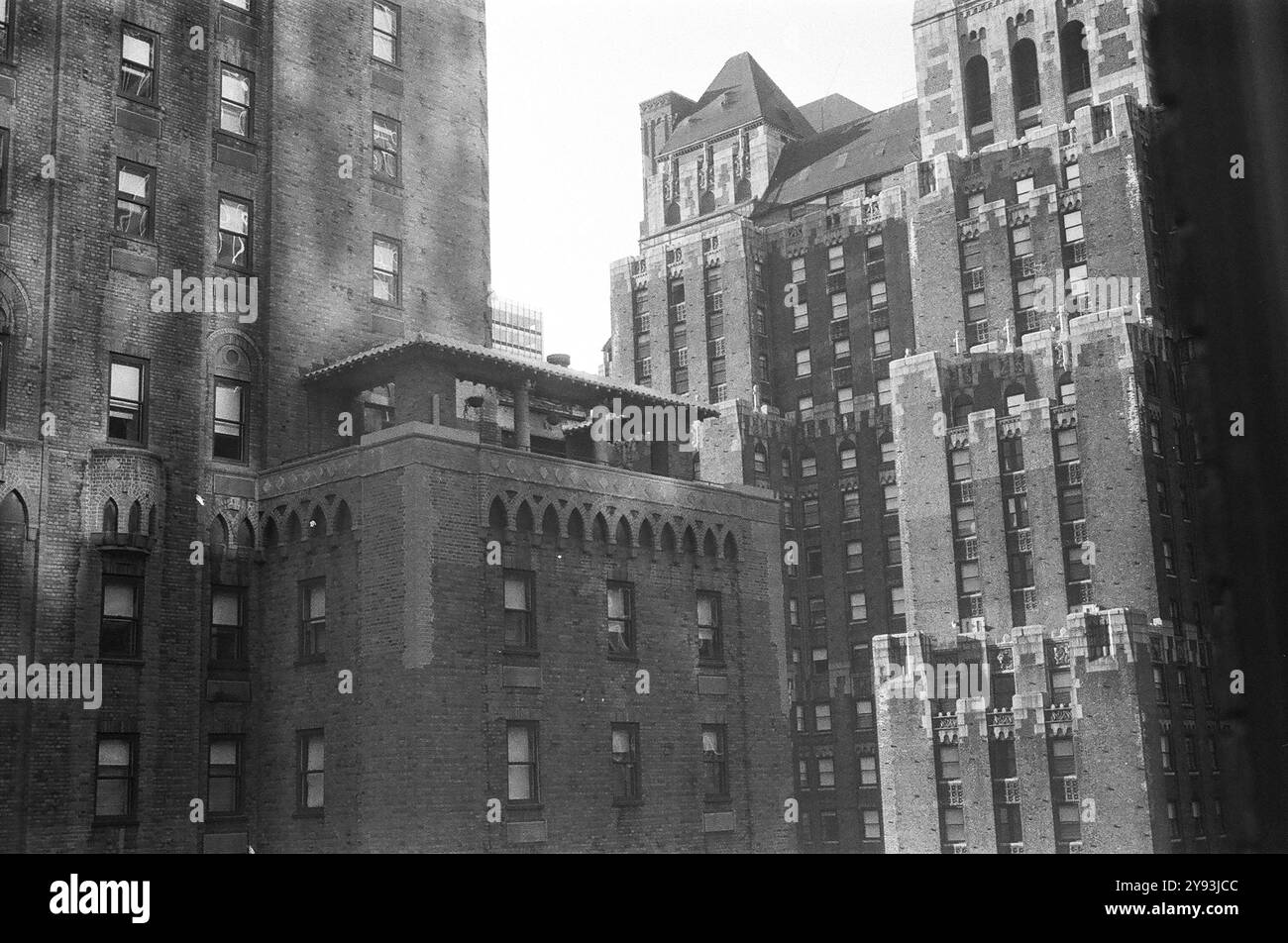 Altes Backsteingebäude, das in New York mit Windows von morgen Reflexionen beleuchtet Stockfoto