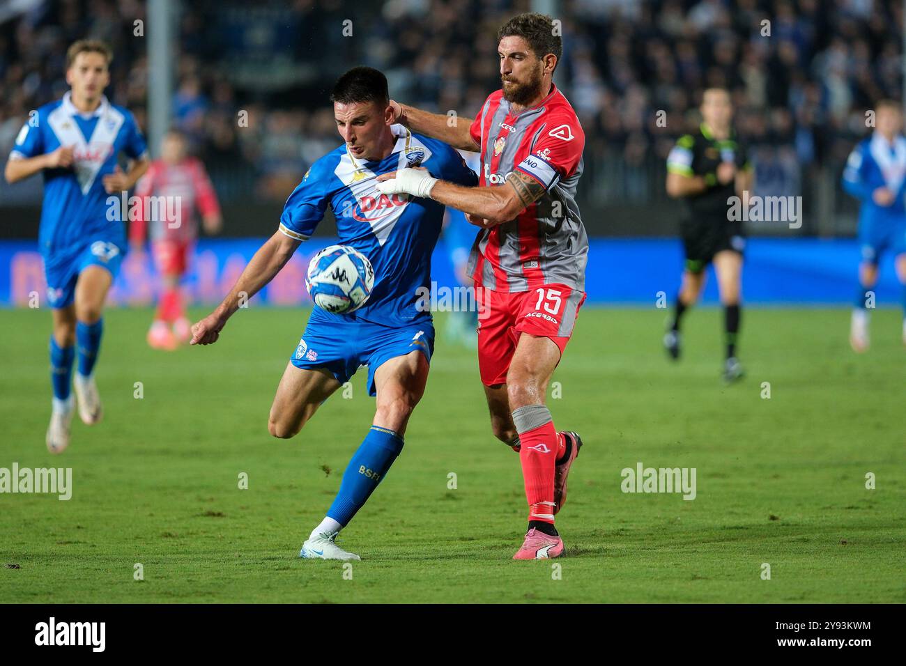 Im Gegensatz zu Matteo Juric von Brescia Calcio FC stand Matteo Biachetti von US Cremonese während des italienischen Fußball-Meisterschaftsspiels BE der Serie B Stockfoto