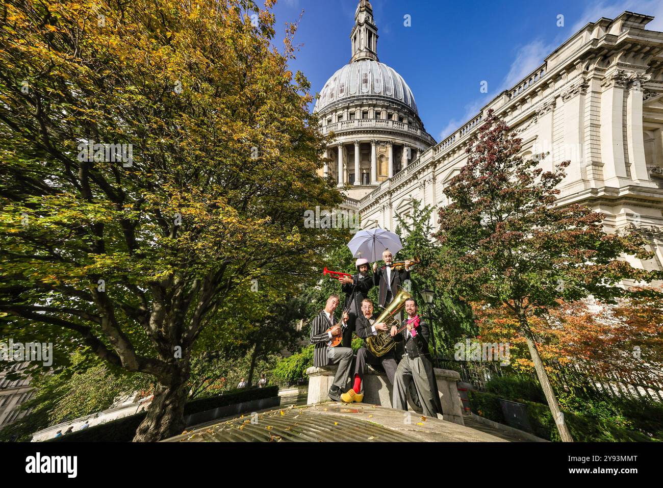 London, Großbritannien. Oktober 2024. Die Musiktheatergruppe Schërzo interagiert und posiert mit ihren Instrumenten rund um die berühmte St. Paul's Cathedral in London und bestaunt die Sehenswürdigkeiten ihrer aktuellen Gastgeberstadt. Die international renommierten Musical-Clowns werden Släpstick: Schërzo in London erstmals vom 7. Bis 12. Oktober in der Wilton's Music Hall aufführen. Schërzo ist die jüngste Produktion der Gruppe und wurde international beim Edinburgh Fringe Festival uraufgeführt. Quelle: Imageplotter/Alamy Live News Stockfoto